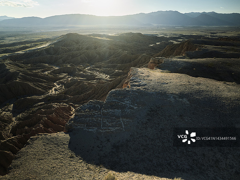 沙漠中阳光峡谷和山间小径的航拍图图片素材