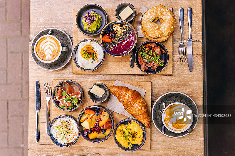 咖啡厅内的各种早午餐菜肴和咖啡（俯视角度）图片素材