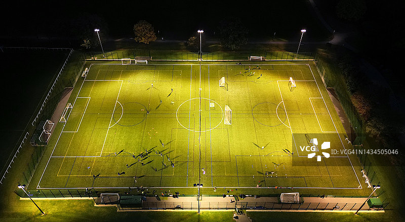 泛光灯下的足球训练图片素材