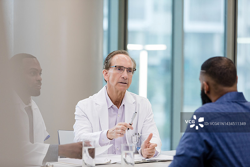 专家与患者会面讨论检查结果图片素材