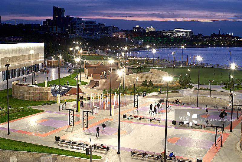 城市堤岸上灯火通明的游乐场的傍晚俯视景色图片素材