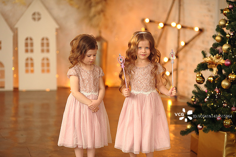 两个女孩庆祝圣诞节图片素材