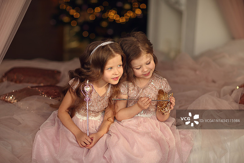 两个拿着圣诞魔法棒的小姐妹图片素材