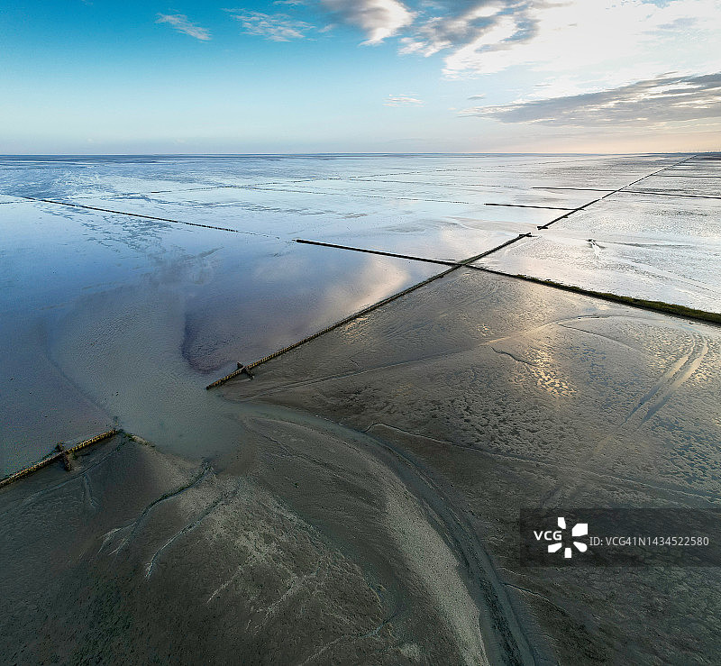 瓦登海落潮时的美丽倒影图片素材