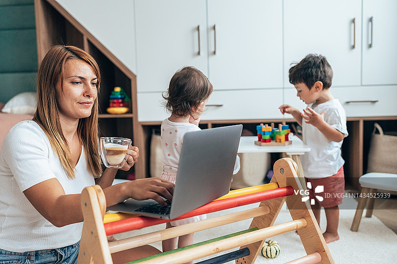 在家工作的母亲图片素材