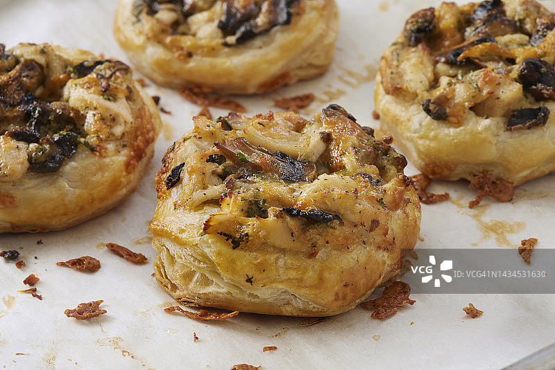 烤鸡和蘑菇酥皮图片素材