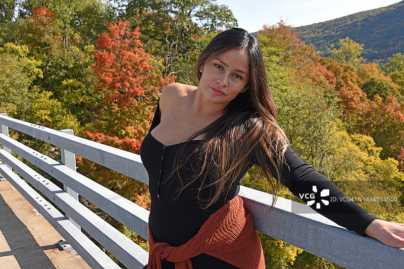 在纽约高地瀑布熊山州立公园秋季摄影期间拍摄的女性模特照片。拍摄于2020年10月18日星期日图片素材