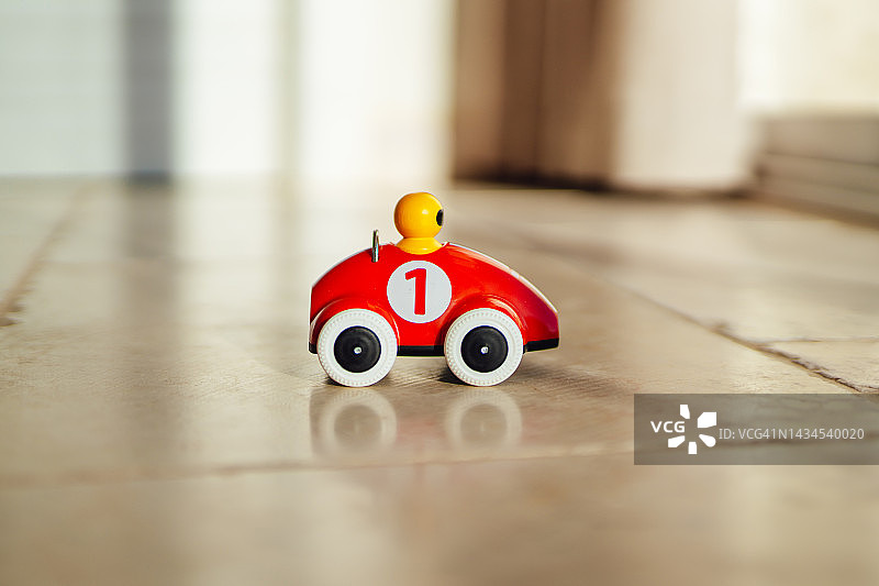 地板上的复古红色玩具车图片素材