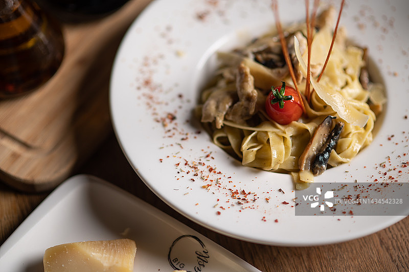 木桌上的奶油宽面图片素材