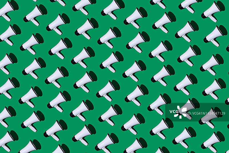 绿色背景上的白色扩音器图案图片素材