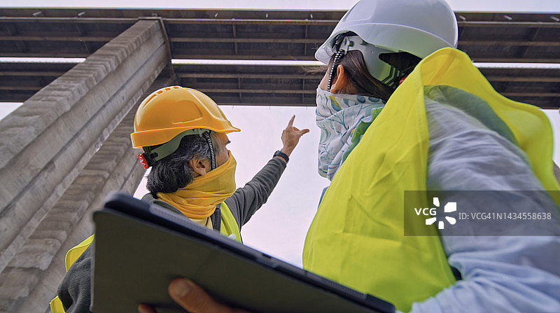 新冠疫情期间的公路工程师新建公路图片素材