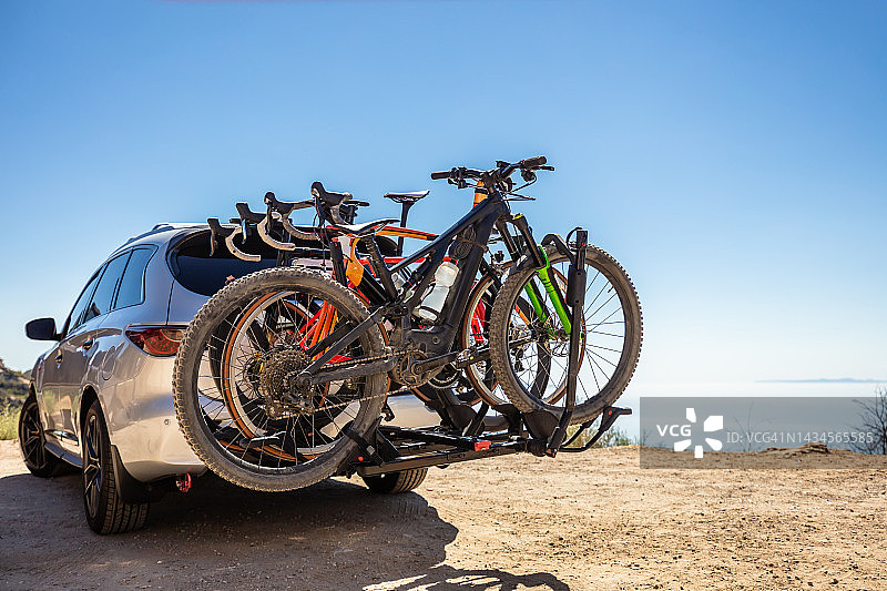 安装在汽车上的自行车图片素材