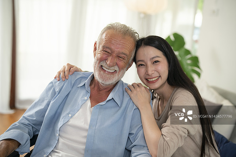 父亲与女儿，老年父母图片素材