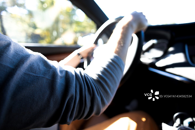 爸爸开车载着家人图片素材