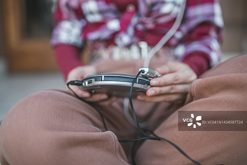 年轻女子拿着迷你光盘播放器图片素材