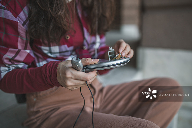 特写：女人手持迷你光盘播放器图片素材