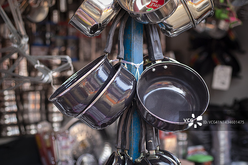 街头市场上的平底锅和厨房用具图片素材