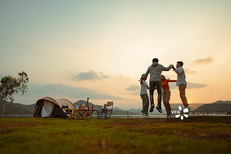 一群朋友在海滩上跳跃图片素材