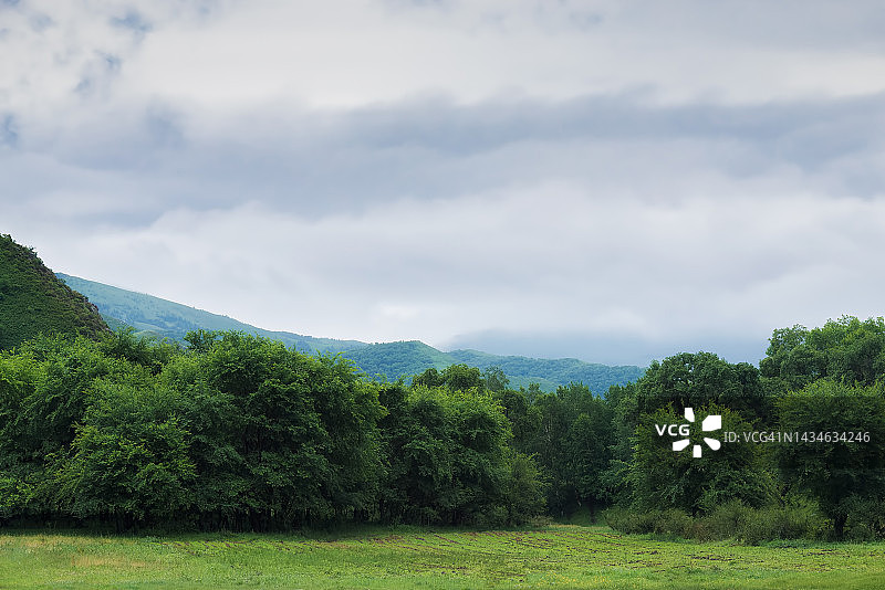 多云天空下的山脉美景图片素材