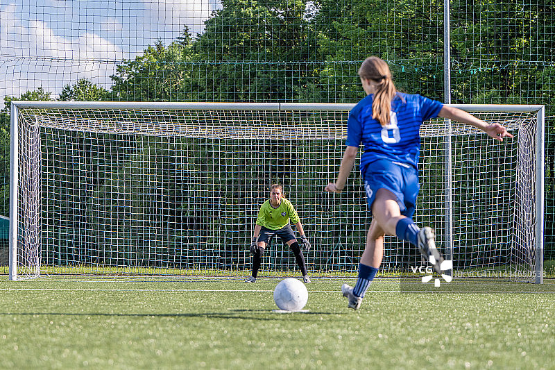 足球运动员踢球射门图片素材
