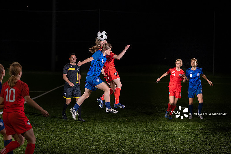 头球的女子图片素材