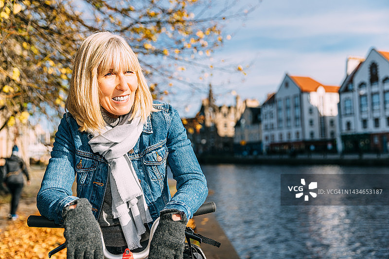 苏格兰爱丁堡利斯的秋季自行车骑行图片素材