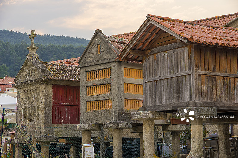 西班牙加利西亚蓬特韦德拉孔巴罗的典型谷仓特写图片素材