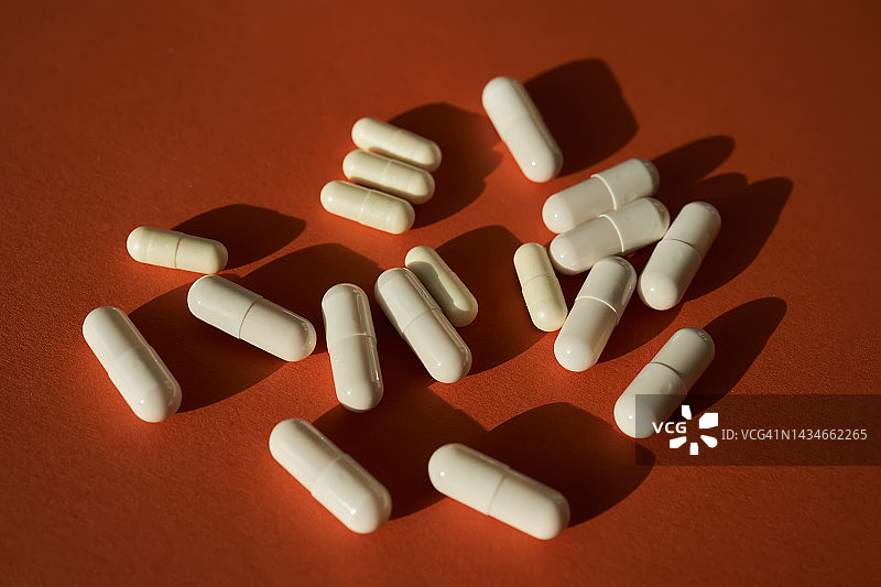 赤陶背景上的医药胶囊图片素材