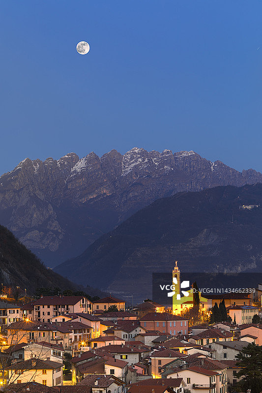 意大利伦巴第莱科省切萨纳布里安扎村和雷塞贡山上的满月图片素材