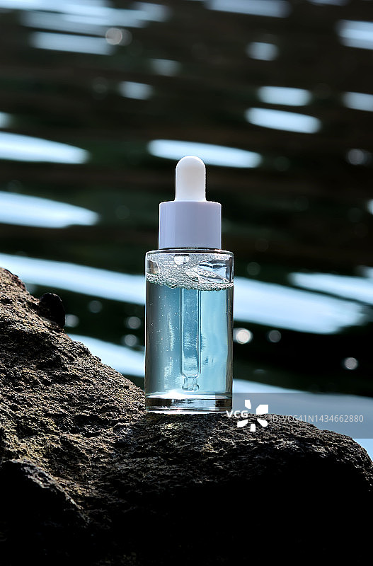 海景山色背景下的血清瓶图片素材