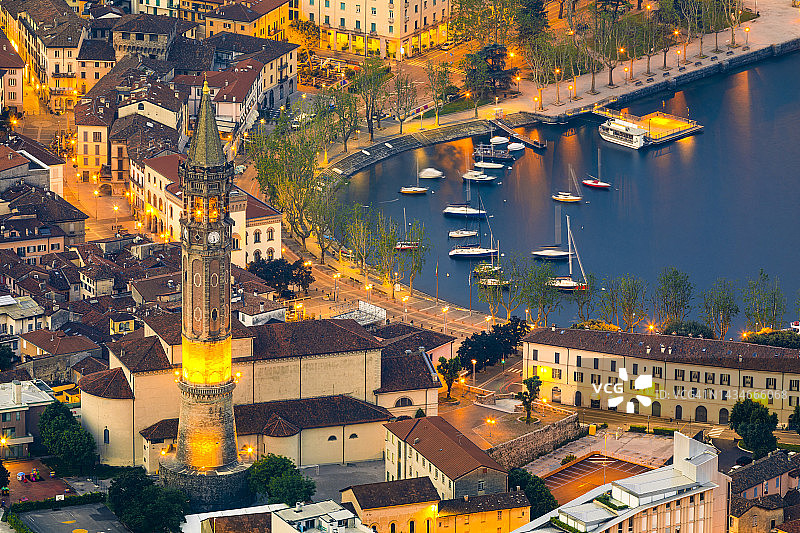 科莫湖莱科圣尼古拉斯教堂在黄昏时分的高角度景色，意大利伦巴第图片素材