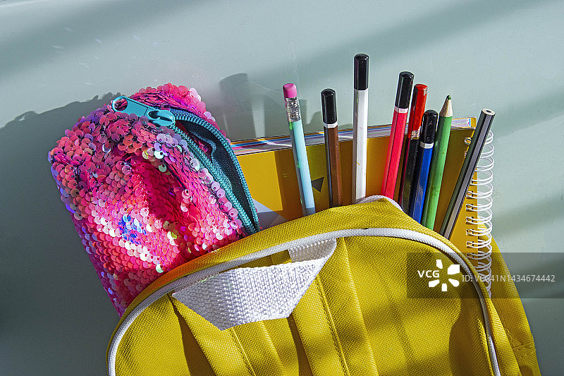 黄色儿童背包，带铅笔盒和铅笔图片素材