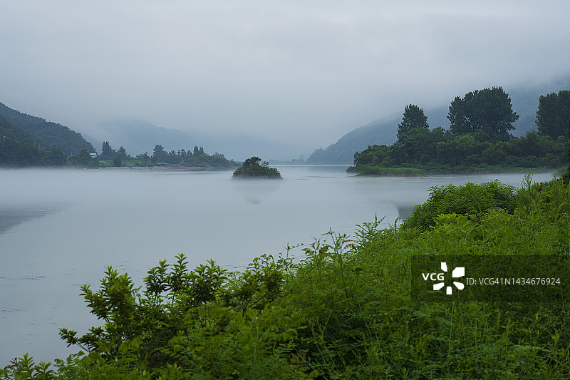 江原道华川郡鲤鱼岛雾景图片素材