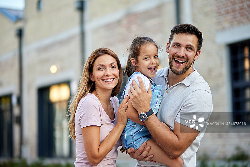 户外快乐的一家人的肖像图片素材