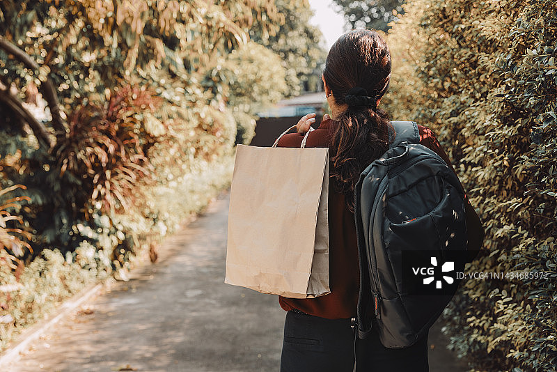 女人使用纸质购物袋图片素材