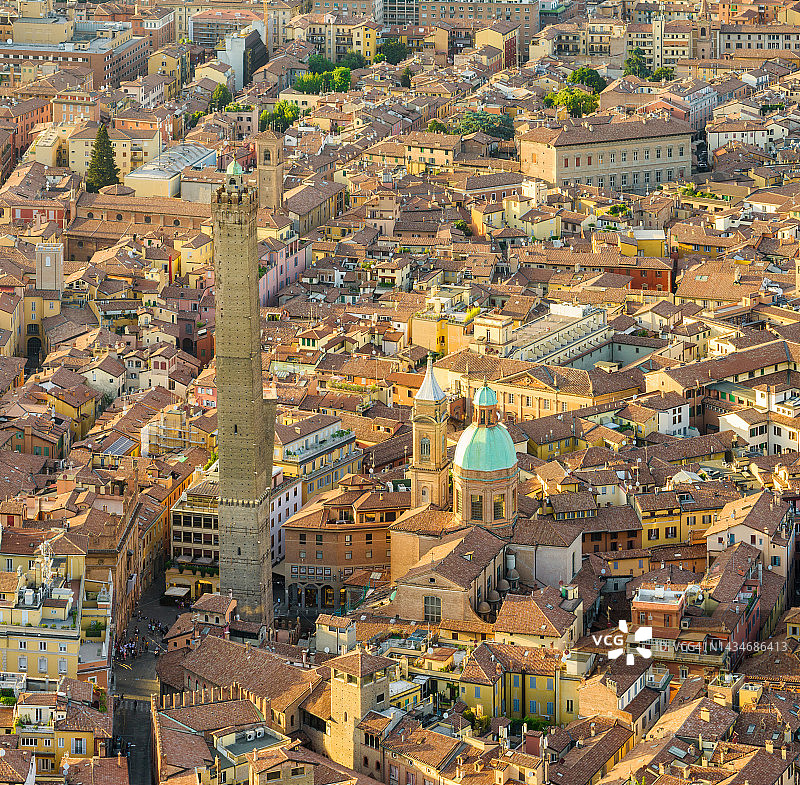 意大利博洛尼亚历史中心和双塔的无人机日落场景，双塔是博洛尼亚的象征，两座塔都倾斜图片素材