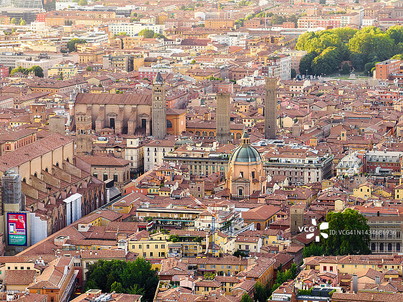 意大利博洛尼亚历史中心和双塔的无人机日落场景，双塔是博洛尼亚的象征，两座塔都倾斜图片素材