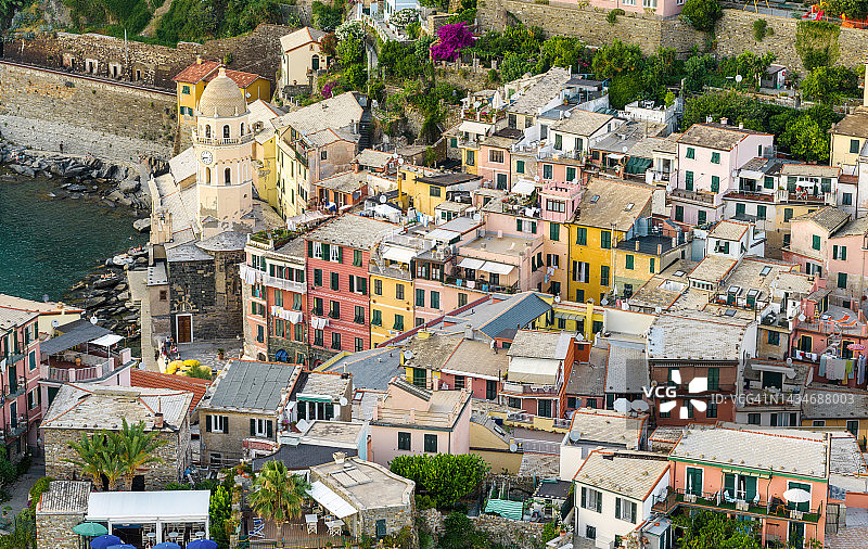 韦尔纳扎小镇日落航拍，意大利利古里亚拉斯佩齐亚省五渔村图片素材