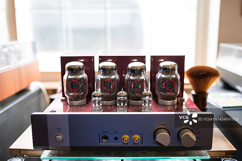 老年男人在书房欣赏模拟唱片图片素材