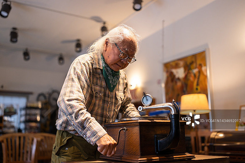 老年男人在书房欣赏模拟唱片图片素材