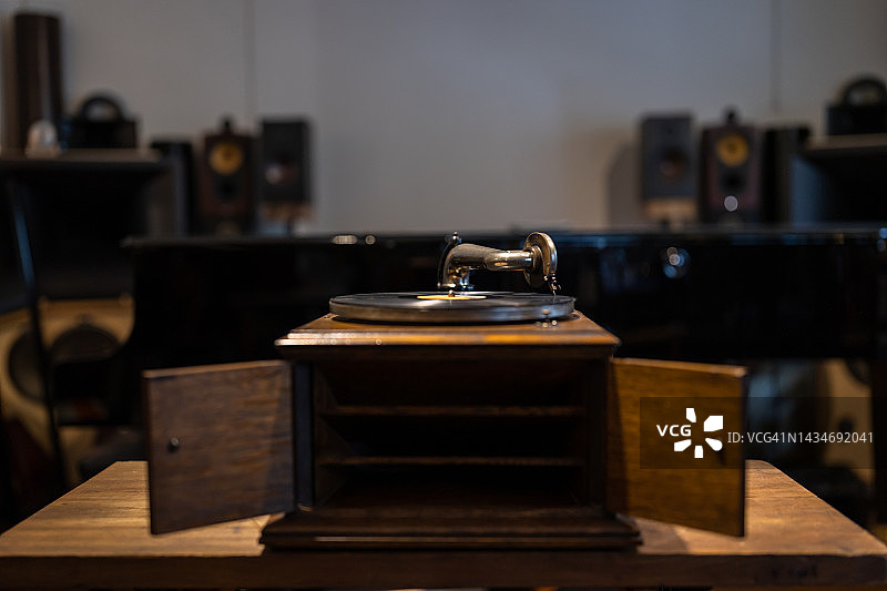 老年男人在书房欣赏模拟唱片图片素材