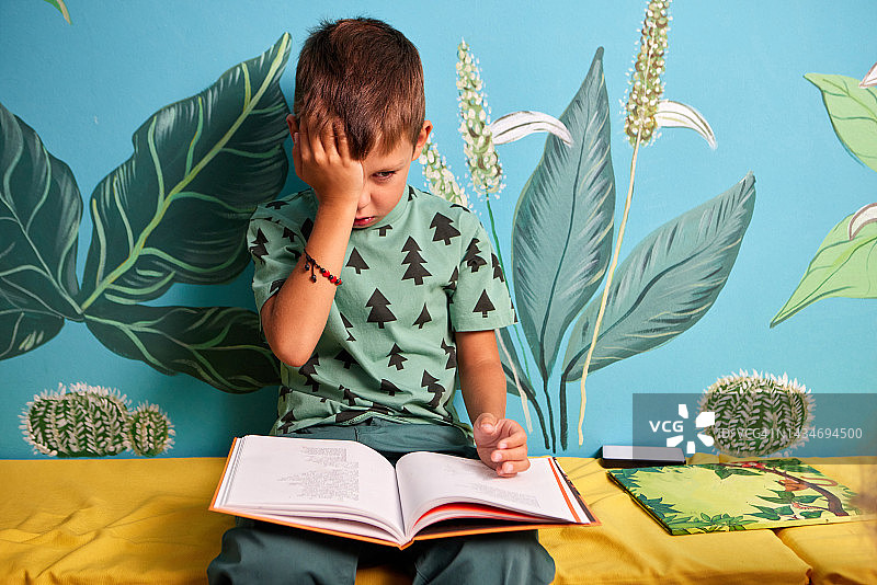 小男孩不想阅读图片素材