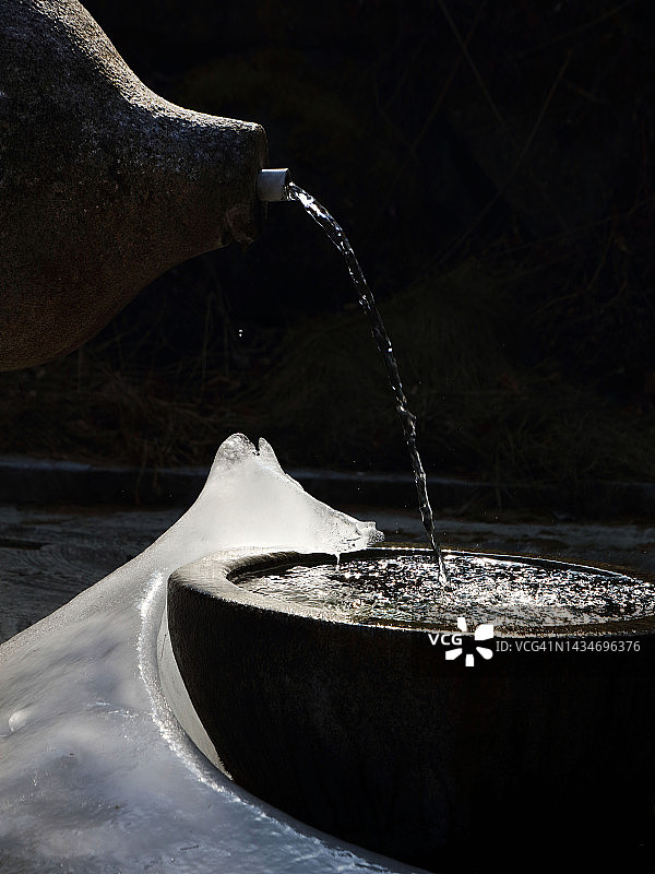 融化冰块的矿泉水图片素材