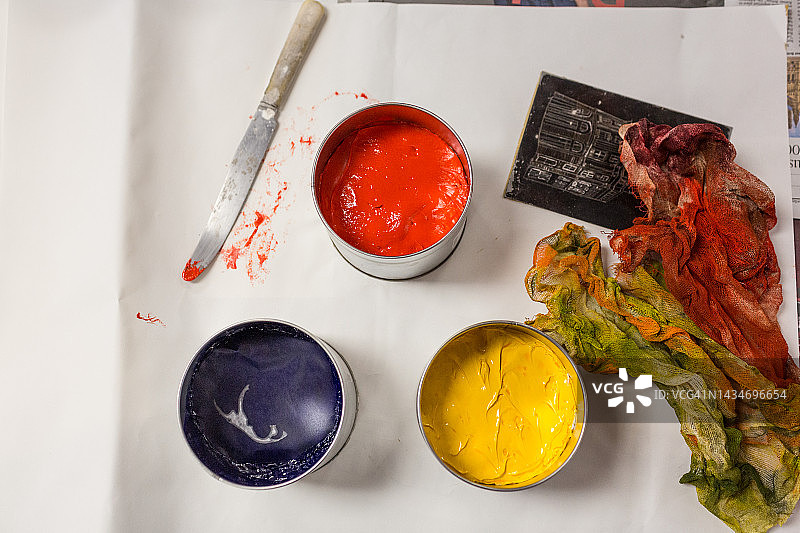 色彩鲜艳的油漆点图片素材