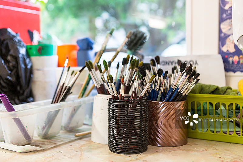 工艺教室里各色画笔罐图片素材