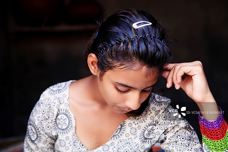 若有所思的女孩在读书图片素材