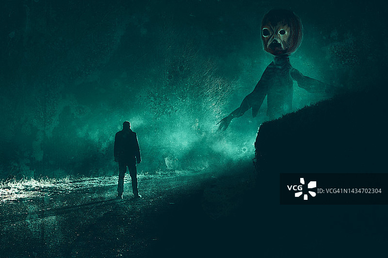 一个站在雾夜道路上的南瓜头恐怖概念图图片素材