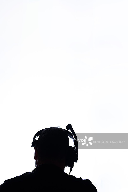 工作中摄影师的轮廓图片素材