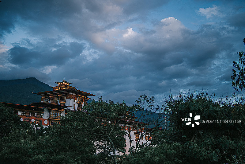 傍晚时分的普纳卡宗图片素材