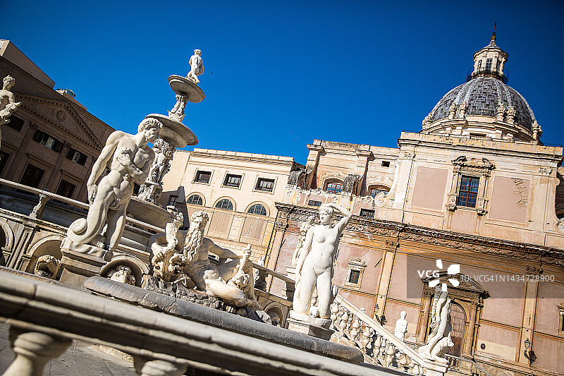 意大利西西里岛巴勒莫普雷托利亚广场图片素材
